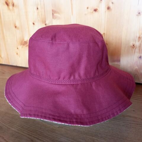 Reversible summer hat with a floppy brim, in bordeaux & mandala pattern