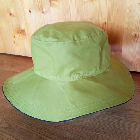 Reversible summer hat with a semi-rigid brim, in olive green & dark blue