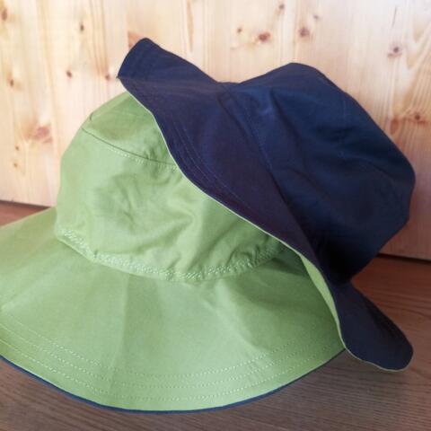 Reversible summer hat with a semi-rigid or floppy brim, in olive green & dark blue