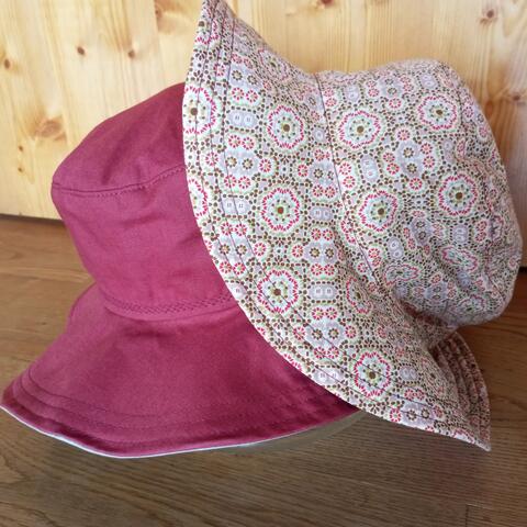 Reversible summer hat with a floppy brim, in bordeaux & mandala pattern