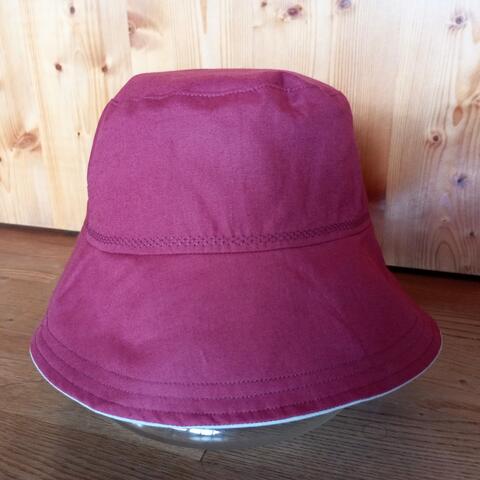 Reversible bucket hat in bordeaux & light grey